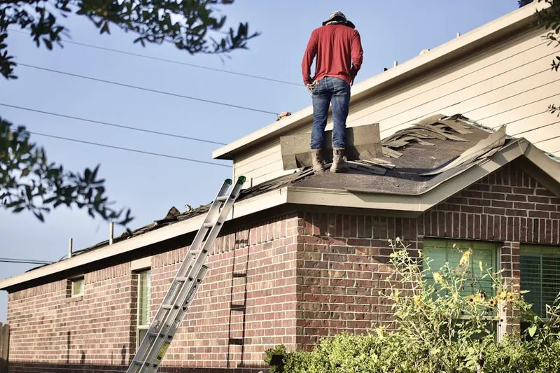 Professional roofer working on a residential roof in Alcova Heights